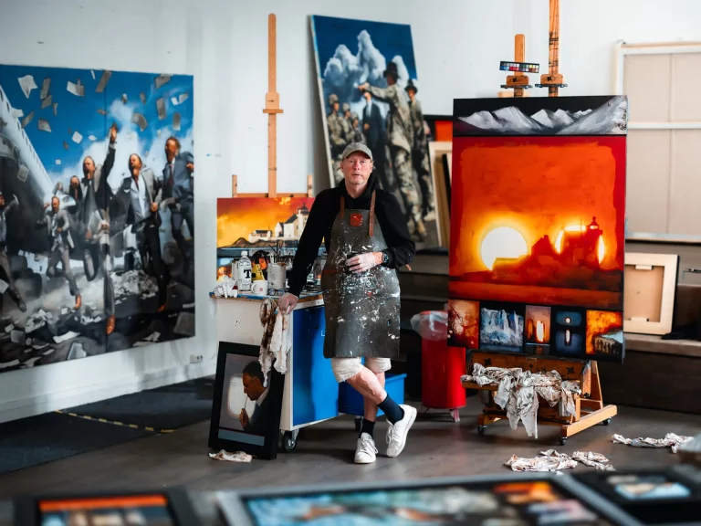 PER FRONTH i sitt verksted omgitt av sine nyeste arbeider fra Power Trilogyserien som fokuserer på makt og avmakt, kunstig inkompetanse og optimistens forslitte håp. Foto: Frode Verpe