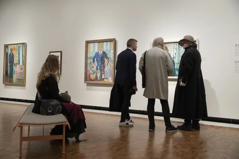 På Munchmuseet. Odd Nerdrum deler sine betraktninger. Foto: Anne Vesaas.