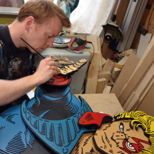 Hver millimeter er planlagt når Eivind Blaker jobber med sine relieffer.