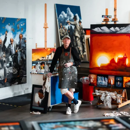 PER FRONTH i sitt verksted omgitt av sine nyeste arbeider fra Power Trilogyserien som fokuserer på makt og avmakt, kunstig inkompetanse og optimistens forslitte håp. Foto: Frode Verpe